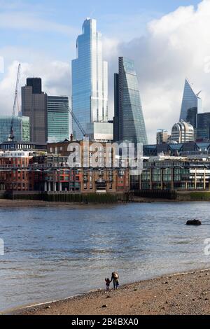 South Bank London UK - des gens sur les rives de la Tamise Londres lors d'une journée de printemps ensoleillée en mars; Londres Angleterre Royaume-Uni Banque D'Images