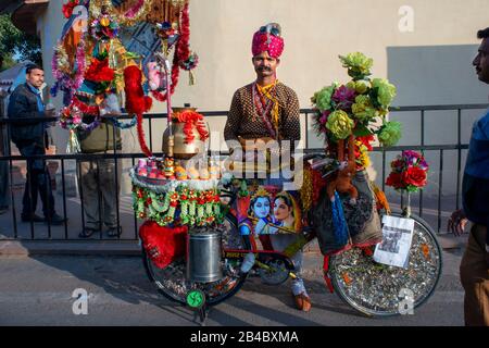 Vendeur de thé exécutant un magasin de thé sur un vélo joliment décoré dans le centre ville de Jaipur, Rajasthan, Inde. C'est l'une des excursions du luxe Banque D'Images
