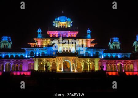 Albert Hall musée palais de ville illuminé la nuit à Jaipur Rajasthan, Inde. C'est l'une des excursions du train de luxe Maharajas express. Banque D'Images