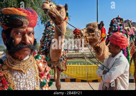 Bikaner musique folklorique et danses wellcome au train de luxe Maharajas train express à la gare de Bikaner Rajasthan Inde. Banque D'Images