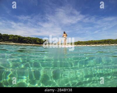 Junge Frau auf einem SUP-Board à Kroatien Banque D'Images