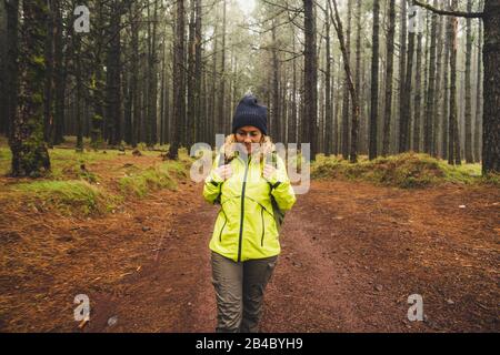 Happy ranker voyage dans la forêt sauvage des arbres élevés avec sac à dos - profitant du bois naturel pour la jolie jeune femme blonde - aventure et concept de trekking Banque D'Images