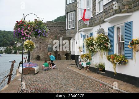 Enfants jouant à Bayard's Cove, Dartmouth, Devon, Royaume-Uni, Bayard's Cove fort Beyond : un fort d'artillerie Tudor précoce, construit pour défendre l'entrée du port Banque D'Images