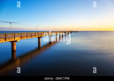 Le quai d'Ahlbeck sur l'Islande Usedom sur une froide givrée matin. Banque D'Images