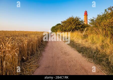 Le phare (Fluegge Flügge allemand) par une chaude journée d'été sur l'île allemande Fehmarn.. Il a été construit de 1914 à 1915. Banque D'Images