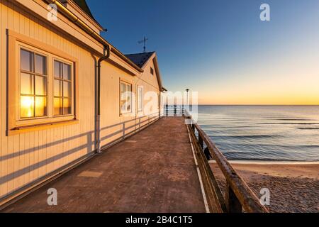 Le quai d'Ahlbeck sur l'Islande Usedom sur une froide givrée matin. Banque D'Images