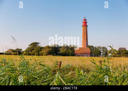 Le phare (Fluegge Flügge allemand) par une chaude journée d'été sur l'île allemande Fehmarn.. Il a été construit de 1914 à 1915. Banque D'Images