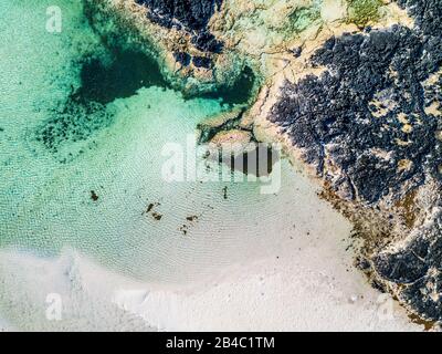 Vue aérienne verticale sur la plage de sable blanc de lagon et l'eau turquoise claire - station magnifique destination de vacances d'été avec l'océan et les rochers - paradis et concept de détente avec la nature Banque D'Images