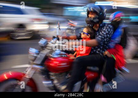 Famille indienne à bord d'une nouvelle moto à la route Shahid Bhagat Singh à Apollo Bandar à Mumbai Bombay Bombay, Inde Banque D'Images