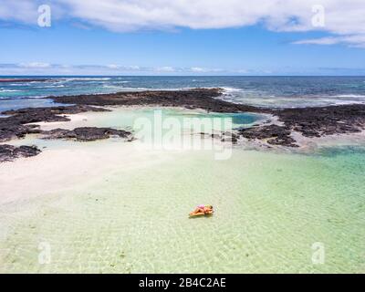 Au-dessus de la vue pour les voyages et vacances d'été concept de vacances - belle cacuasian personnes femme déposer sur un lilo à la mode et se détendre sur une eau turquoise de l'océan dans une plage de lagon comme le paradis Banque D'Images