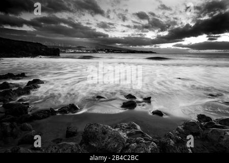 Coucher de soleil sauvage sur la plage en hiver. Paysage artistique avec soleil et eau de mer. Beau concept de voyage et d'aventure alternative vacances. Couleurs et arrière-plan avec de l'eau Banque D'Images
