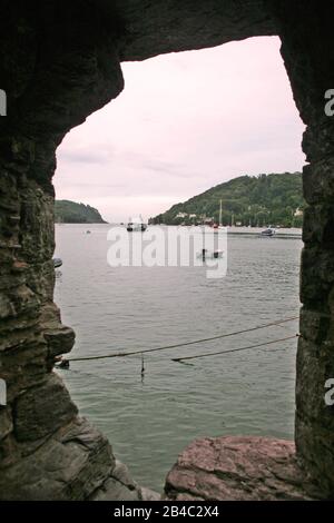 Vue sur le Dart depuis le fort de Bayard's Cove, Dartmouth, South Devon, Angleterre, Royaume-Uni : un fort d'artillerie Tudor précoce, construit pour défendre l'entrée du port Banque D'Images