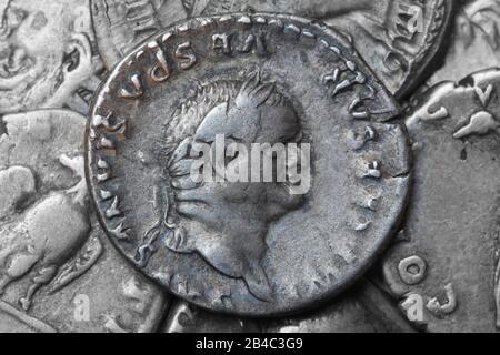 Pièce d'argent romaine avec portrait de César Banque D'Images