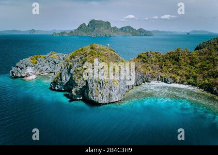 Vue panoramique de drone aérienne de l'épique paradis tropical calcaire Entalula Island. Île de Miniloc en arrière-plan. El Nido, Palawan, Philippines. Banque D'Images