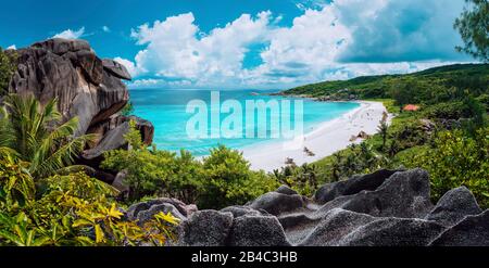Vue panoramique des plus spectaculaires sur la Grande Anse plage tropicale l'île de La Digue, aux Seychelles. Locations de vacances relaxing concept. Banque D'Images
