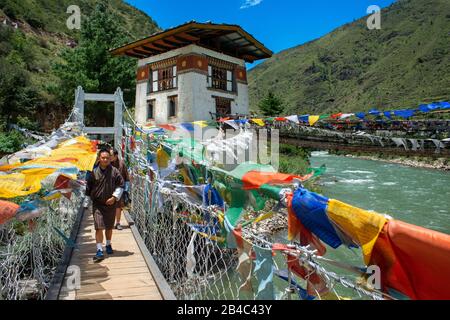 Pont suspendu en fer au monastère de Tamchog Lhakhang au-dessus de la rivière paro chhu, au Bhoutan Banque D'Images