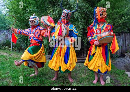 DANSE DE DRIGING (LA DANSE DU CHANT AVEC DES ÉPÉES) THIMPHU BHOUTAN Banque D'Images