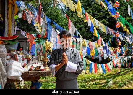 Drapeaux de prière et prières dans Les Chorons de Druk Wangyal dans Le col de Dochula est un col de montagne bhoutanais situé sur la route de Thimphu à Punakha. Dans Banque D'Images