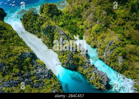 Vue aérienne de l'entrée de Big Lagoon pass, docks de Miniloc Island. Beau paysage Paysages d'El Nido, Philippines. Banque D'Images