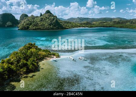 Vue aérienne de l'eau turquoise et de sable sur l'île Snake Vigan tropical, attractions touristiques, voyage tour du Parc de la réserve marine d'El Nido, Philippines. Banque D'Images