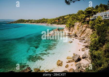 Des falaises rocheuses blanches farcies et bizarres près de la célèbre plage de Platys et de Makrys gialos avec de l'eau de mer turquoise pure. Argostoli, Île De Céphalonie, Ionienne, Grèce. Banque D'Images