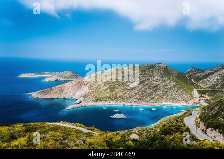 Magnifique baie de mer bleue de la mer méditerranée à Porto Vromi sous des nuages blancs, île de Zakynthos, Grèce. Banque D'Images