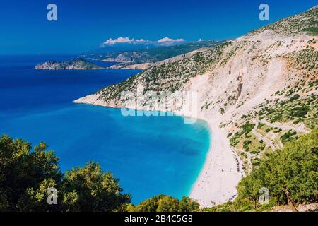 Belle vue sur la plage de Myrtos en haute saison touristique d'été. Myrtos est l'une des célèbres plages du monde et de la mer Méditerranée située sur l'île de Céphalonie, en Grèce, en Europe. Banque D'Images