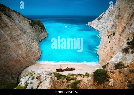 Naufrage à la plage de Navagio. L'eau de mer turquoise Azure et paradise sandy beach. Visite touristique célèbre monument sur l'île de Zakynthos, Grèce. Banque D'Images