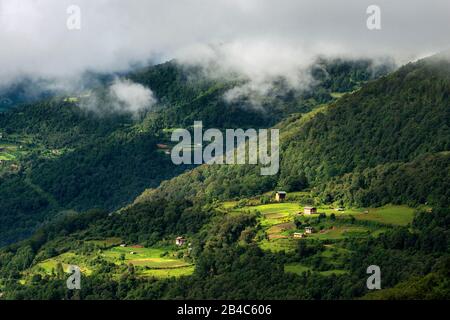 Paysage de Trongsa Pele la Pass, route rurale sinueuse à Trongsa passant par le paysage agricole Bhoutan Banque D'Images