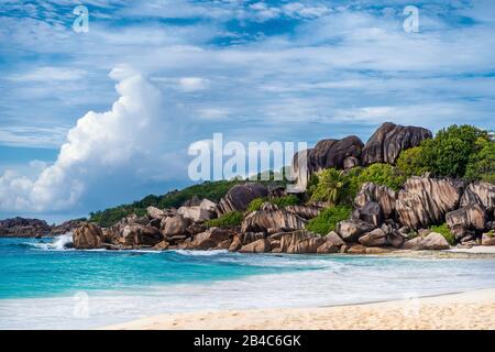 Plage de Grande Anse, île de la Digue, Seychelles. Paysage naturel incroyable de l'île paradisiaque et des nuages impressionnants. Banque D'Images