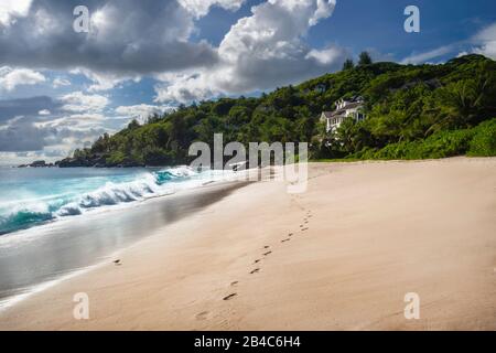 Plage tropicale exotique Anse Takamaka sur les îles Seychelles, Mahe. Vue panoramique avec des nuages impressionnants le jour ensoleillé. Banque D'Images