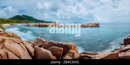 Plage Tropicale À Distance Sur La Digue. Magnifique panorama exotique sur l'île des Seychelles. Banque D'Images