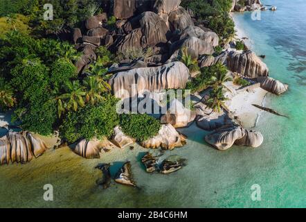 Photo aérienne de la plage tropicale des Seychelles Anse Source d'argent en lumière du soir sur l'île de la Digue, met en valeur les Seychelles. Banque D'Images