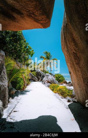 Sentier pédestre à travers des rochers de granit bizarre géante à la célèbre plage d'Anse Source d'argent sur l'île la Digue aux Seychelles. Paysage exotique de paradis Voyage concept tourné. Banque D'Images