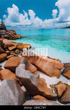 Rochers en granit magnifiquement façonnés au coucher du soleil le soir à la plage d'Anse Source d'argent, île de la Digue, Seychelles. Banque D'Images