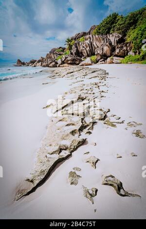 Sable plage de Grand Anse à La Digue, Seychelles avec ses célèbres formations rocheuses de granit. La ligne principale de la nature. Concept de voyage. Banque D'Images