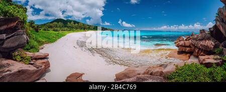 Vue panoramique des plus spectaculaires sur la Grande Anse plage tropicale l'île de La Digue, aux Seychelles. Locations de vacances relaxing concept. Banque D'Images