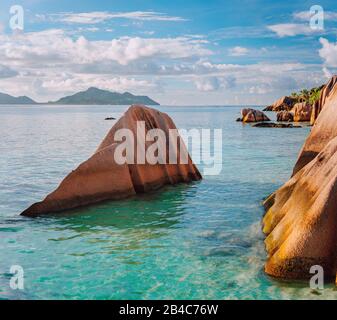 Rochers en granit magnifiquement façonnés au coucher du soleil le soir à la plage d'Anse Source d'argent, île de la Digue, Seychelles. Banque D'Images