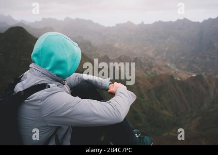 Voyageur profitant d'un magnifique moment éloigné au-dessus d'énormes chaînes de montagnes sur l'île de Santo Antao, au Cap-Vert. Banque D'Images