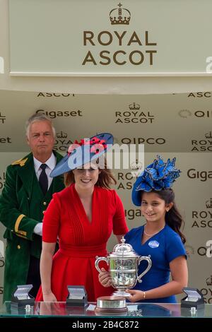 Royal Ascot, Berkshire, Royaume-Uni. 22 juin 2017. La princesse Eugénie de York remet un trophée à Royal Ascot avec la fille de Sheikha Al Jalila du cheik Mohammed bin Rashid Al Maktoum et la princesse Haya de Jordanie. Crédit : Maureen Mclean/Alay Banque D'Images