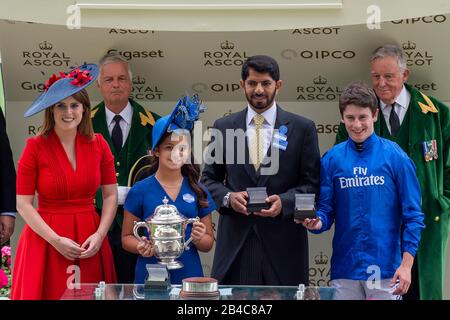 Royal Ascot, Berkshire, Royaume-Uni. 22 juin 2017. La princesse Eugénie de York remet un trophée à Royal Ascot avec la fille de Sheikha Al Jalila du cheik Mohammed bin Rashid Al Maktoum et la princesse Haya de Jordanie. Crédit : Maureen Mclean/Alay Banque D'Images