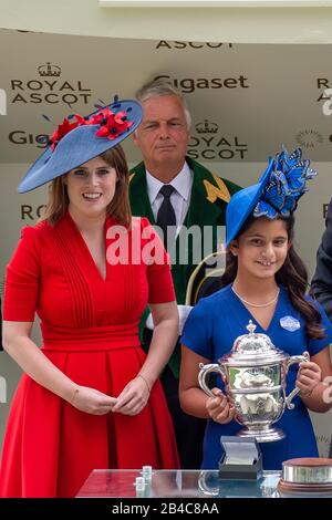 Royal Ascot, Berkshire, Royaume-Uni. 22 juin 2017. La princesse Eugénie de York remet un trophée à Royal Ascot avec la fille de Sheikha Al Jalila du cheik Mohammed bin Rashid Al Maktoum et la princesse Haya de Jordanie. Crédit : Maureen Mclean/Alay Banque D'Images