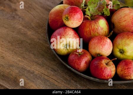 ambiance d'automne rustique toujours la vie avec des pommes rouges fraîches cueillies sur la vieille table en bois Banque D'Images