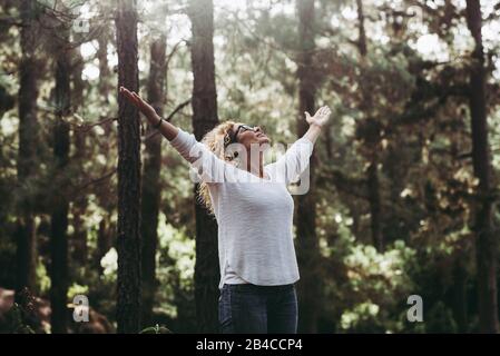 Sauver la planète pour un concept d'avenir meilleur et propre et vert - les jeunes caucasiens ouvrant des armes dans la forêt pour arrêter la déforestation et aider le monde Banque D'Images