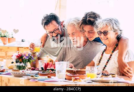 Le groupe familial de personnes de génération mixte s'amuse ensemble au dîner - amitié et les grands-pères de père de fils avec le bonheur - concept de la diversité caucasienne âge de jeunes à senior Banque D'Images