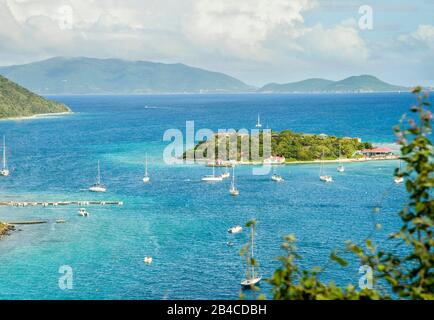 Vue panoramique de Great Camanoe à Marina Cay dans les îles Vierges britanniques, l'un des ancrages les plus populaires dans la zone de voile BVI Banque D'Images