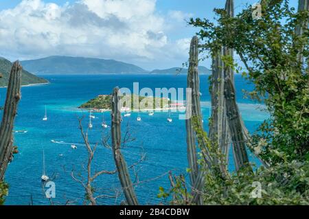 Vue panoramique de Great Camanoe à Marina Cay dans les îles Vierges britanniques, l'un des ancrages les plus populaires dans la zone de voile BVI Banque D'Images