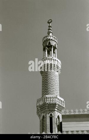 Photographie de voyage en noir et blanc - minaret de la Mosquée dans le quartier islamique du Caire Fatimide de la ville du Caire en Egypte en Afrique du Nord Moyen-Orient Banque D'Images