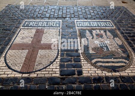 Les deux armoiries de Guildford et de la ville allemande de Fribourg im Breisgau se trouvent sous l'arche Tunsgate à Guildford, dans le Surrey. Banque D'Images