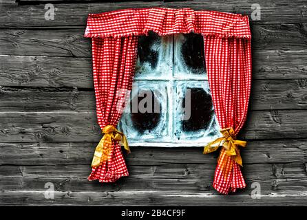 Fenêtre de Noël avec rideau rouge et cristaux de glace Banque D'Images